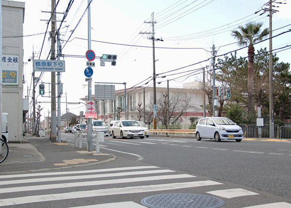 府道204号線(旧26号線)の「鶴原駅下り」交差点を渡ります。