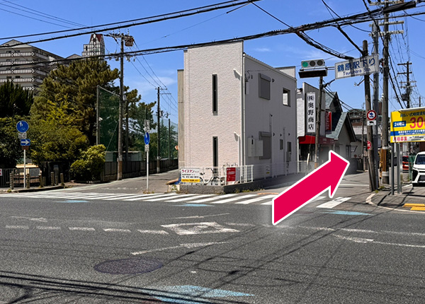 矢印の方へお進みください。