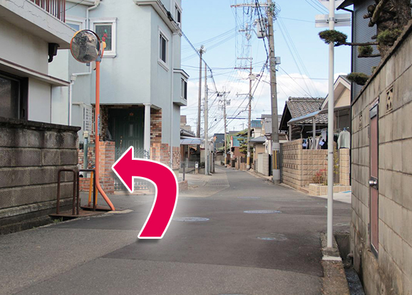 3つ目の交差点を左折します。狭いですのでお車の方はご注意ください。