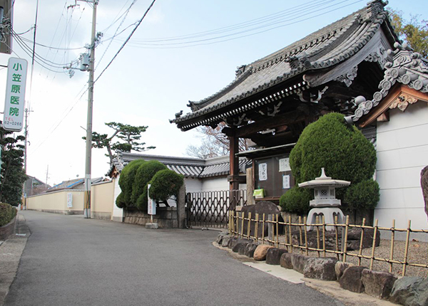 光泉寺山門の真向かいが当院です。